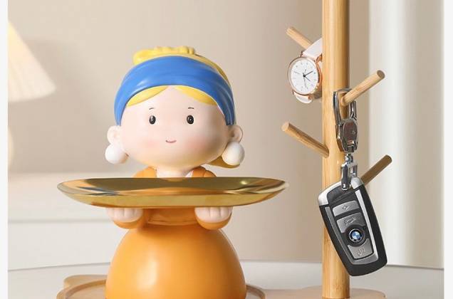 ตุ๊กตาแม่บ้านถือถาด งานเรซิ่นนำเข้า พร้อมแท่นไม้