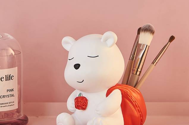 ตุ๊กตาน้องหมีสะพายกระเป๋าแดง งานเรซิ่นนำเข้า