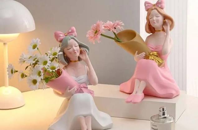 ตุ๊กตาสาวนั่งถือช่อ งานเรซิ่นนำเข้า